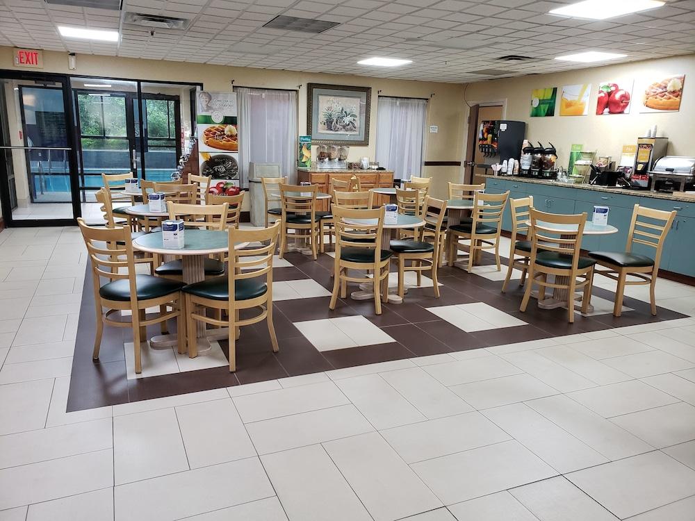 Quality Inn & Suites Sellersburg Buitenkant foto