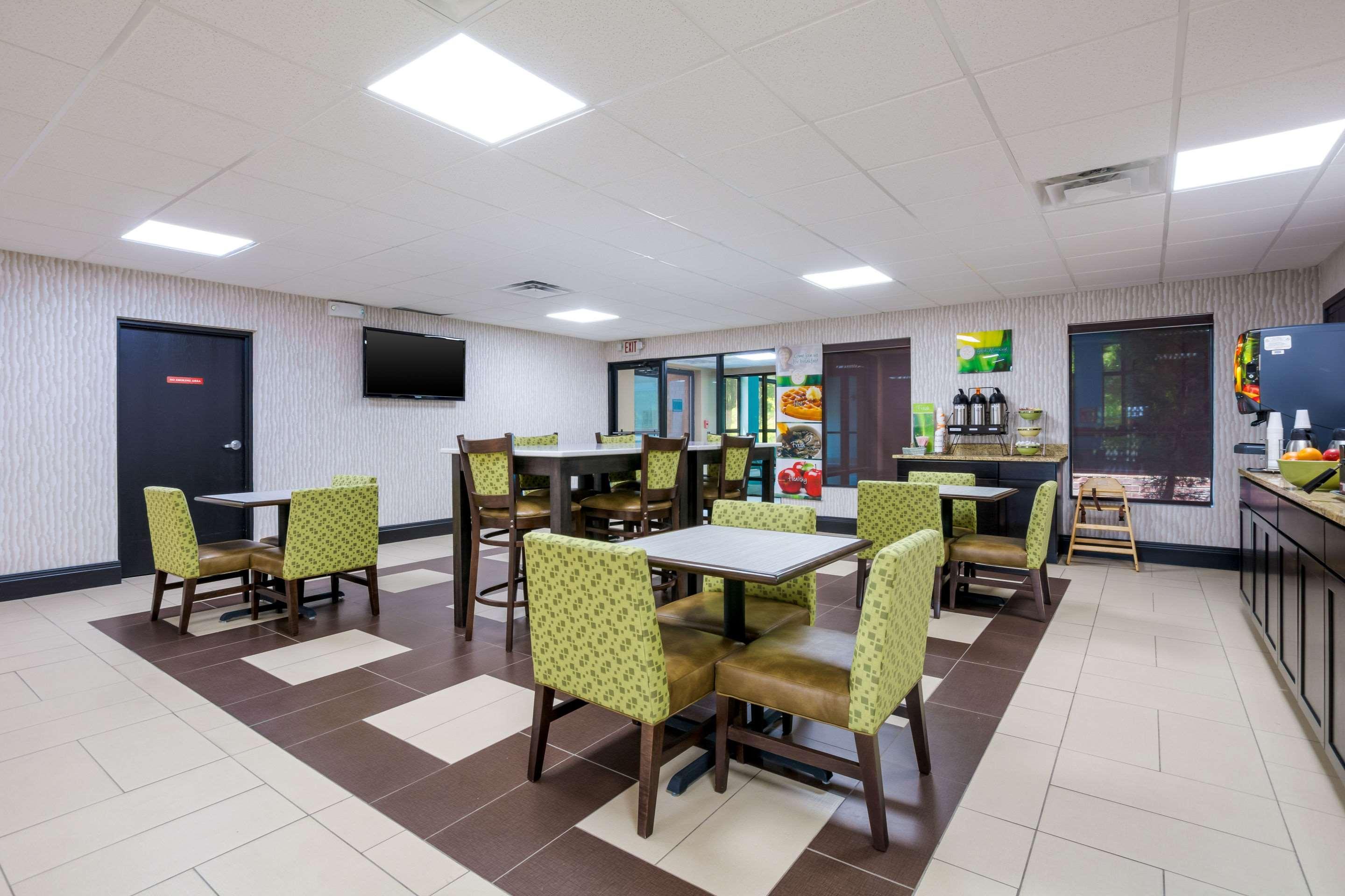Quality Inn & Suites Sellersburg Buitenkant foto