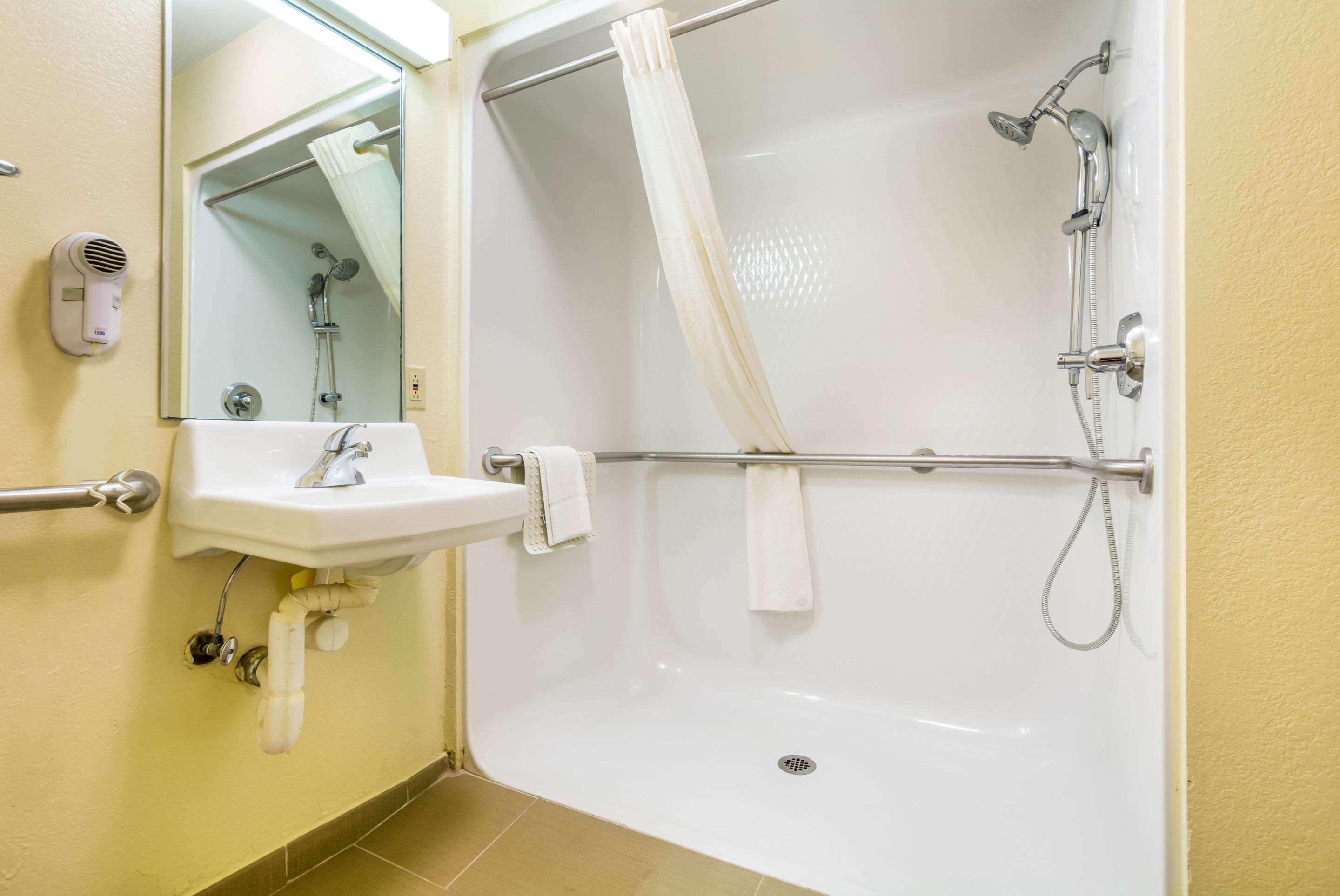 Quality Inn & Suites Sellersburg Buitenkant foto