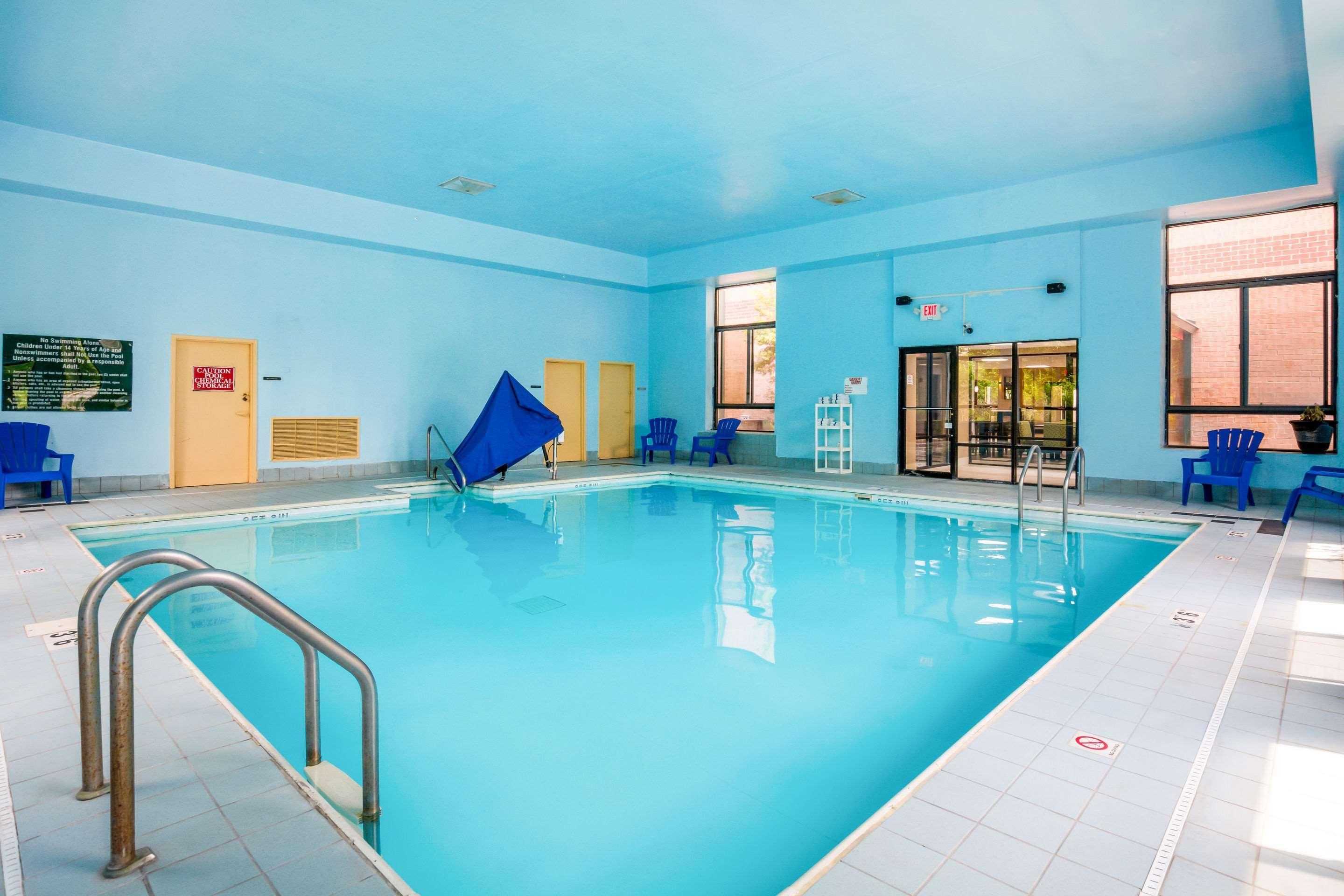 Quality Inn & Suites Sellersburg Buitenkant foto