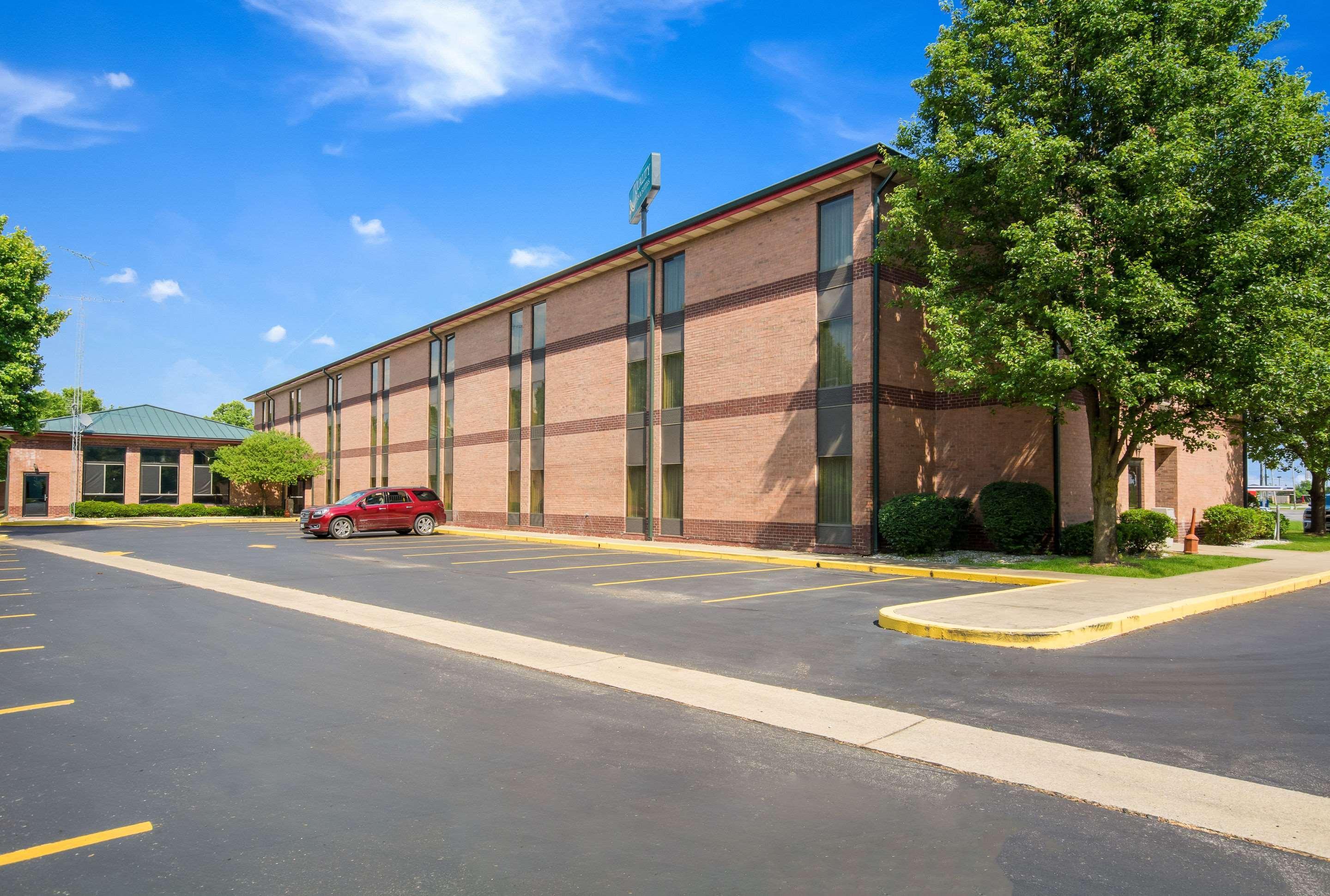 Quality Inn & Suites Sellersburg Buitenkant foto