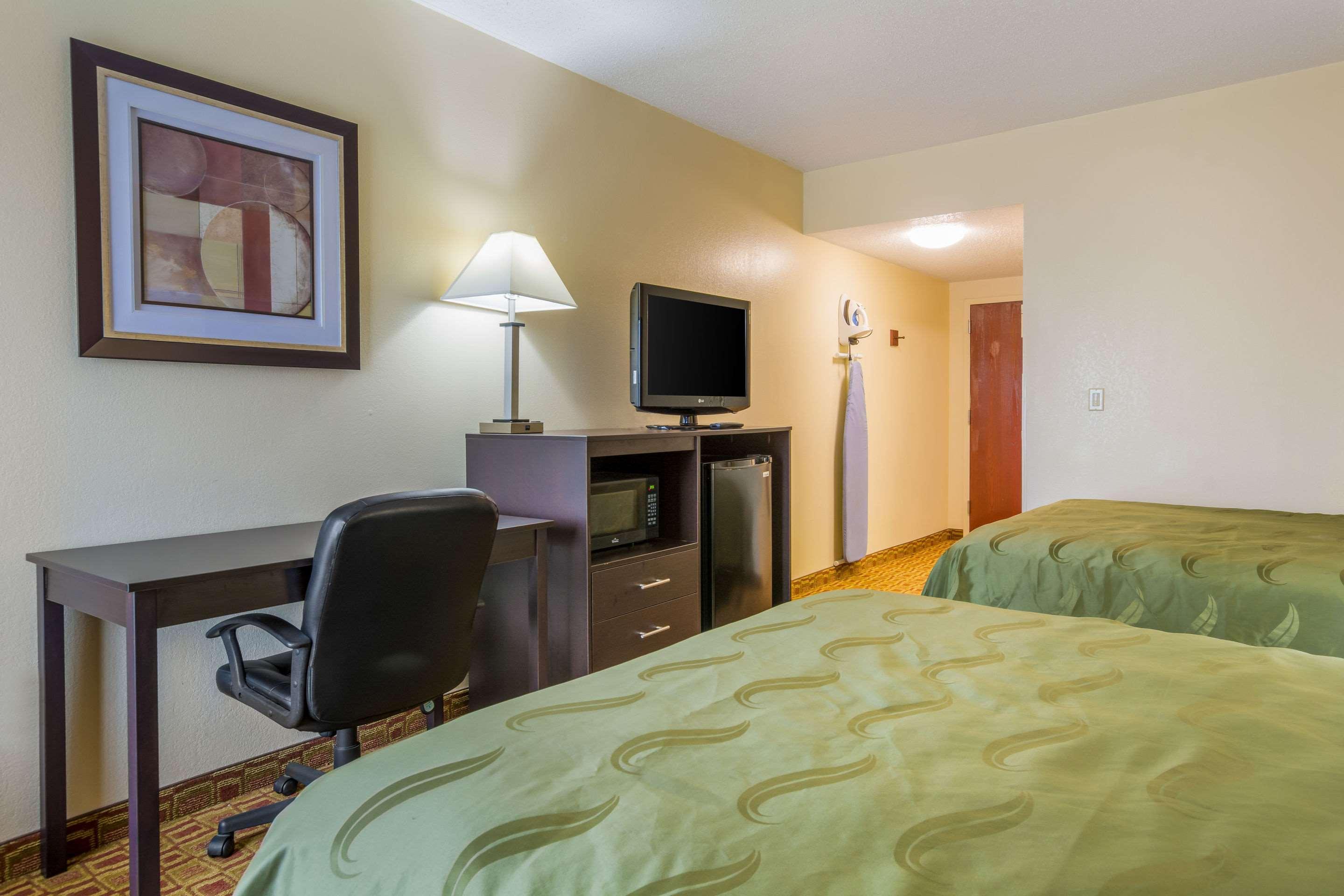 Quality Inn & Suites Sellersburg Buitenkant foto