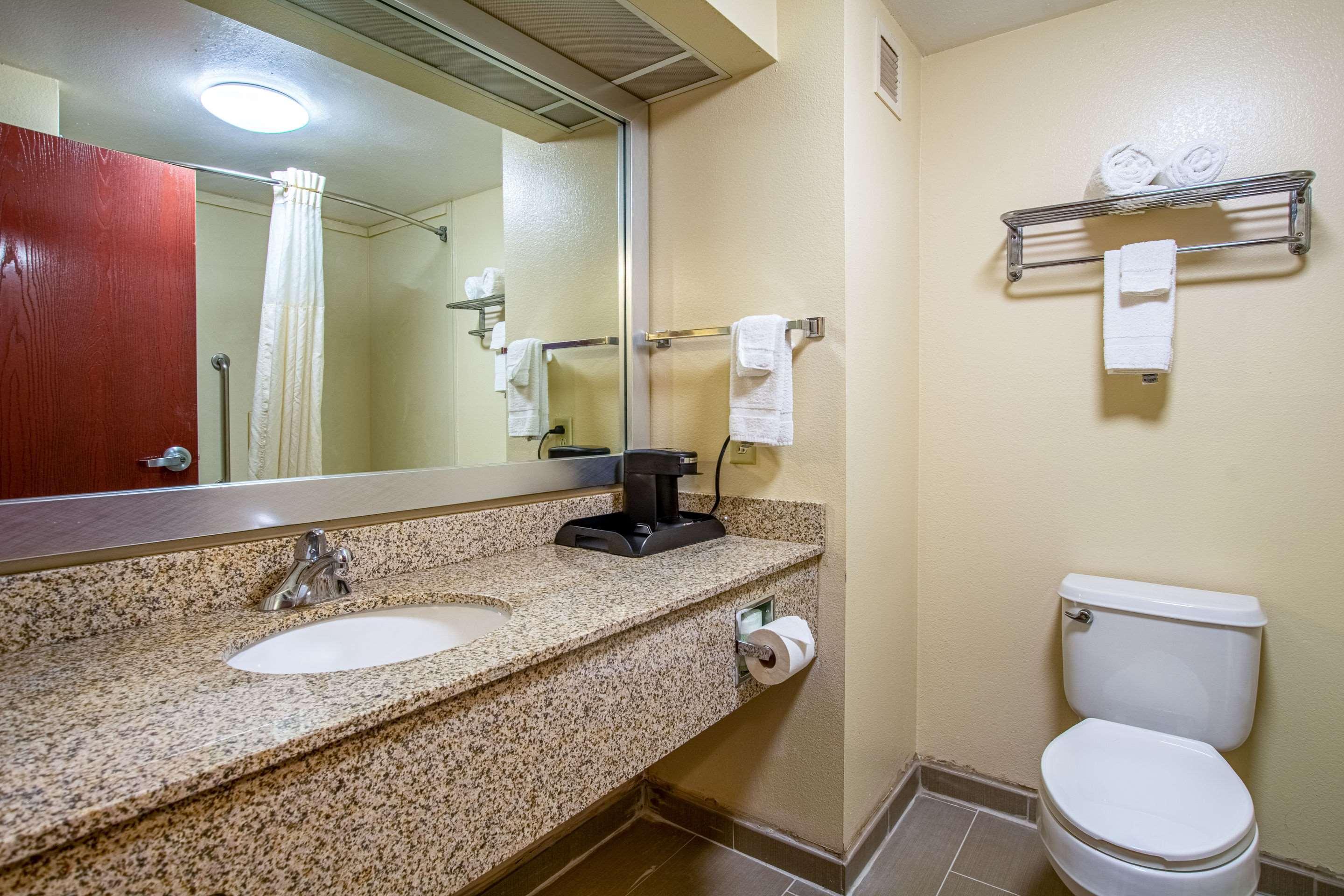 Quality Inn & Suites Sellersburg Buitenkant foto
