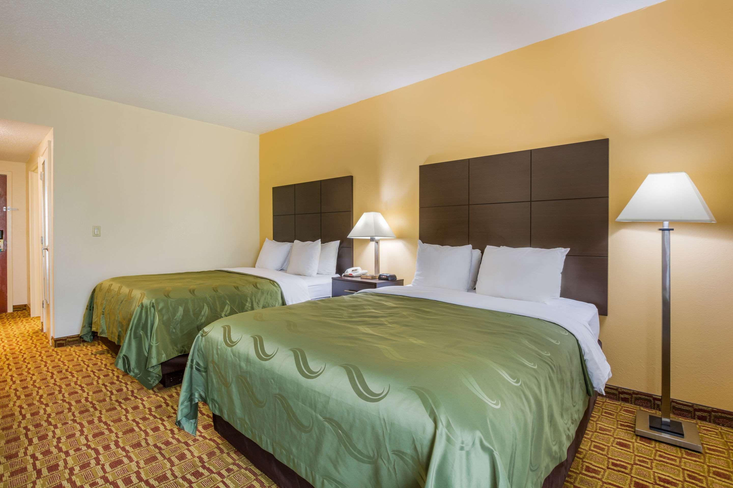 Quality Inn & Suites Sellersburg Buitenkant foto