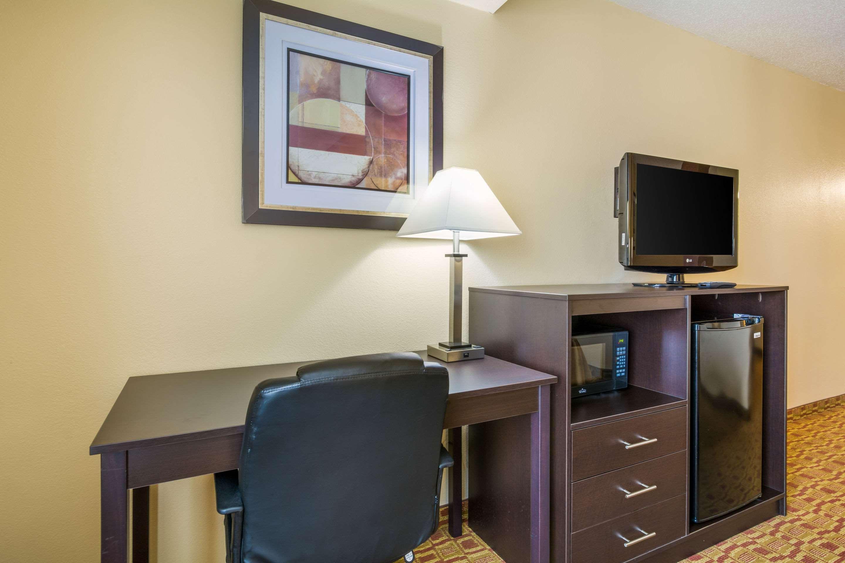 Quality Inn & Suites Sellersburg Buitenkant foto