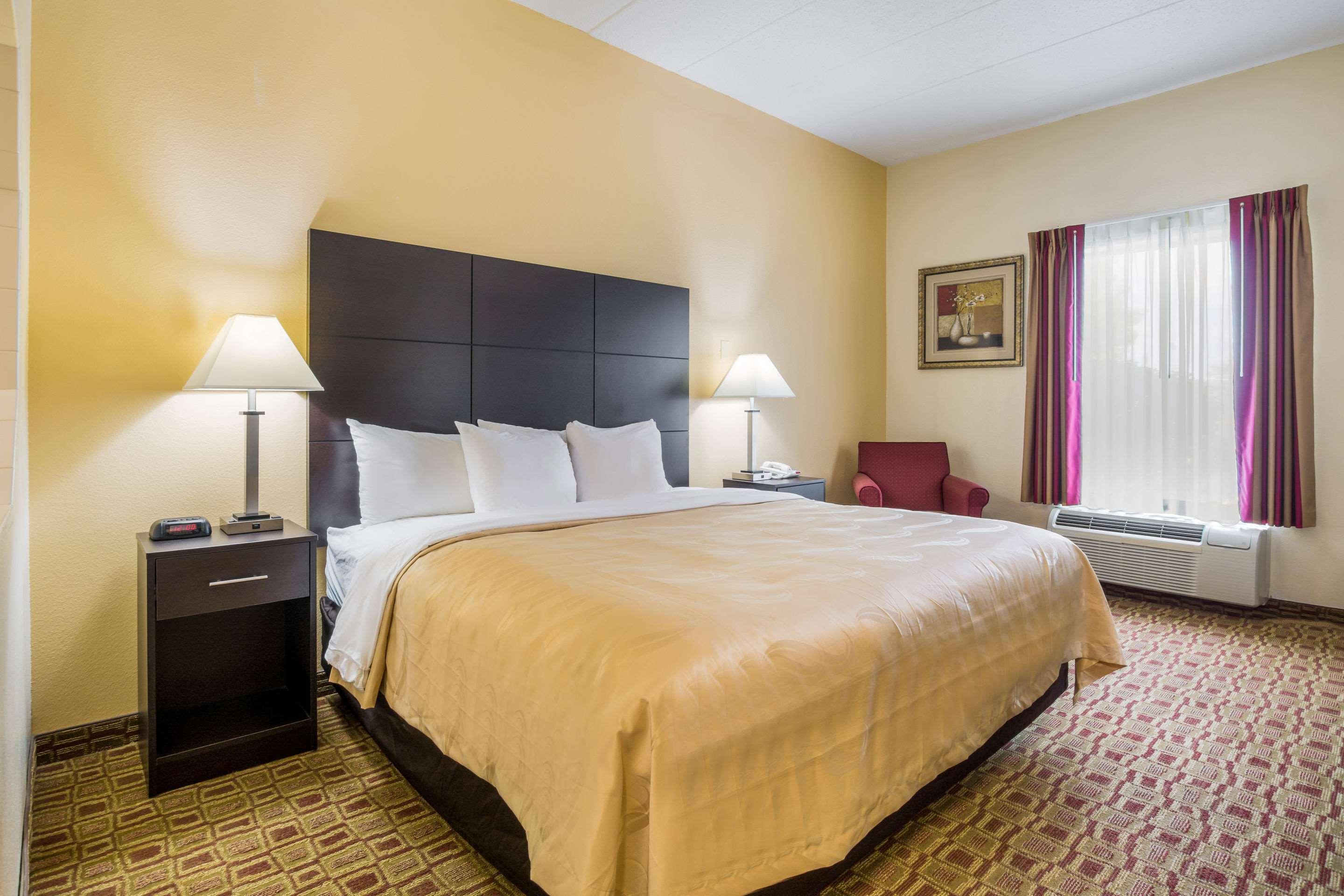 Quality Inn & Suites Sellersburg Buitenkant foto