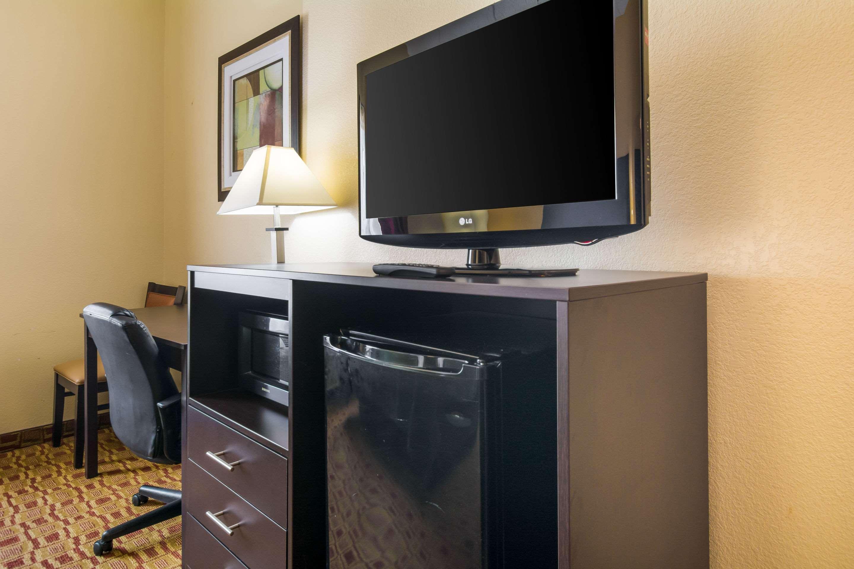Quality Inn & Suites Sellersburg Buitenkant foto