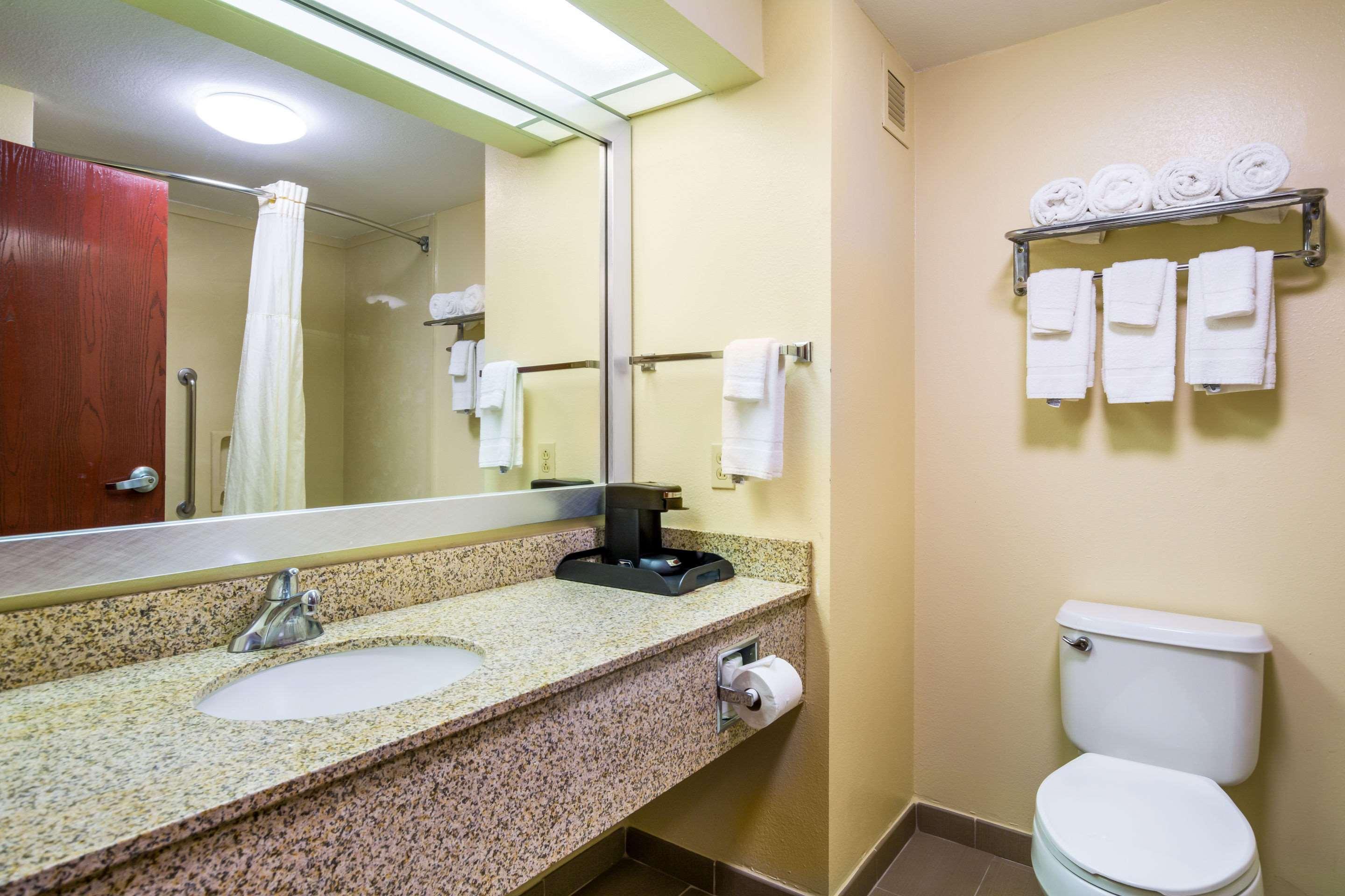 Quality Inn & Suites Sellersburg Buitenkant foto