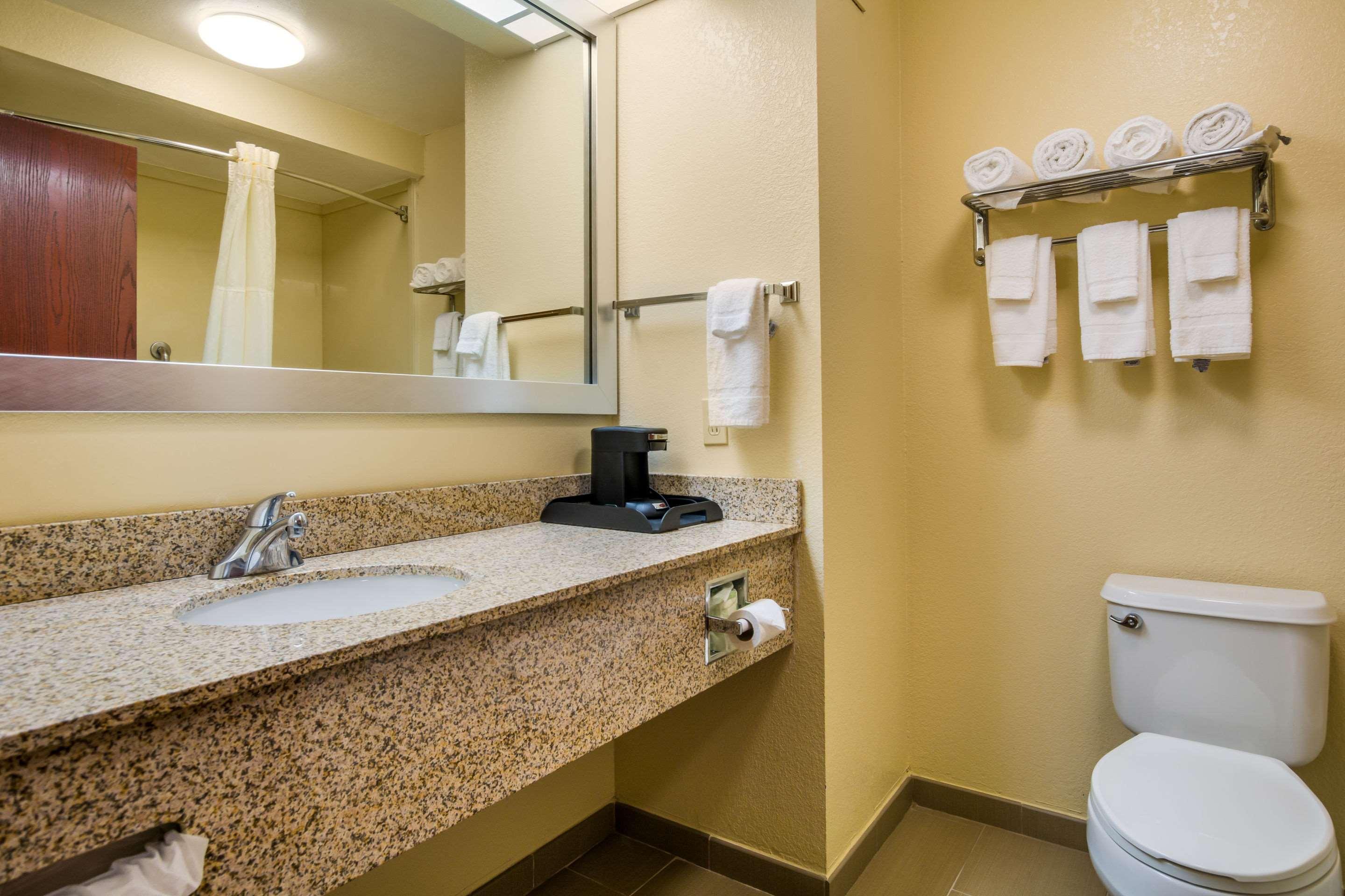 Quality Inn & Suites Sellersburg Buitenkant foto