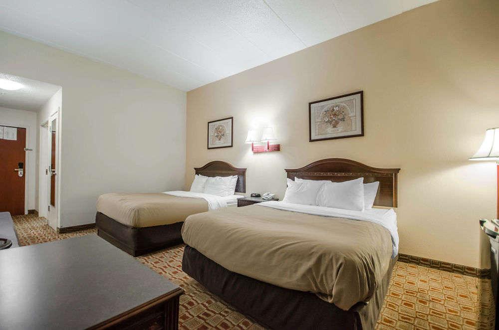 Quality Inn & Suites Sellersburg Buitenkant foto