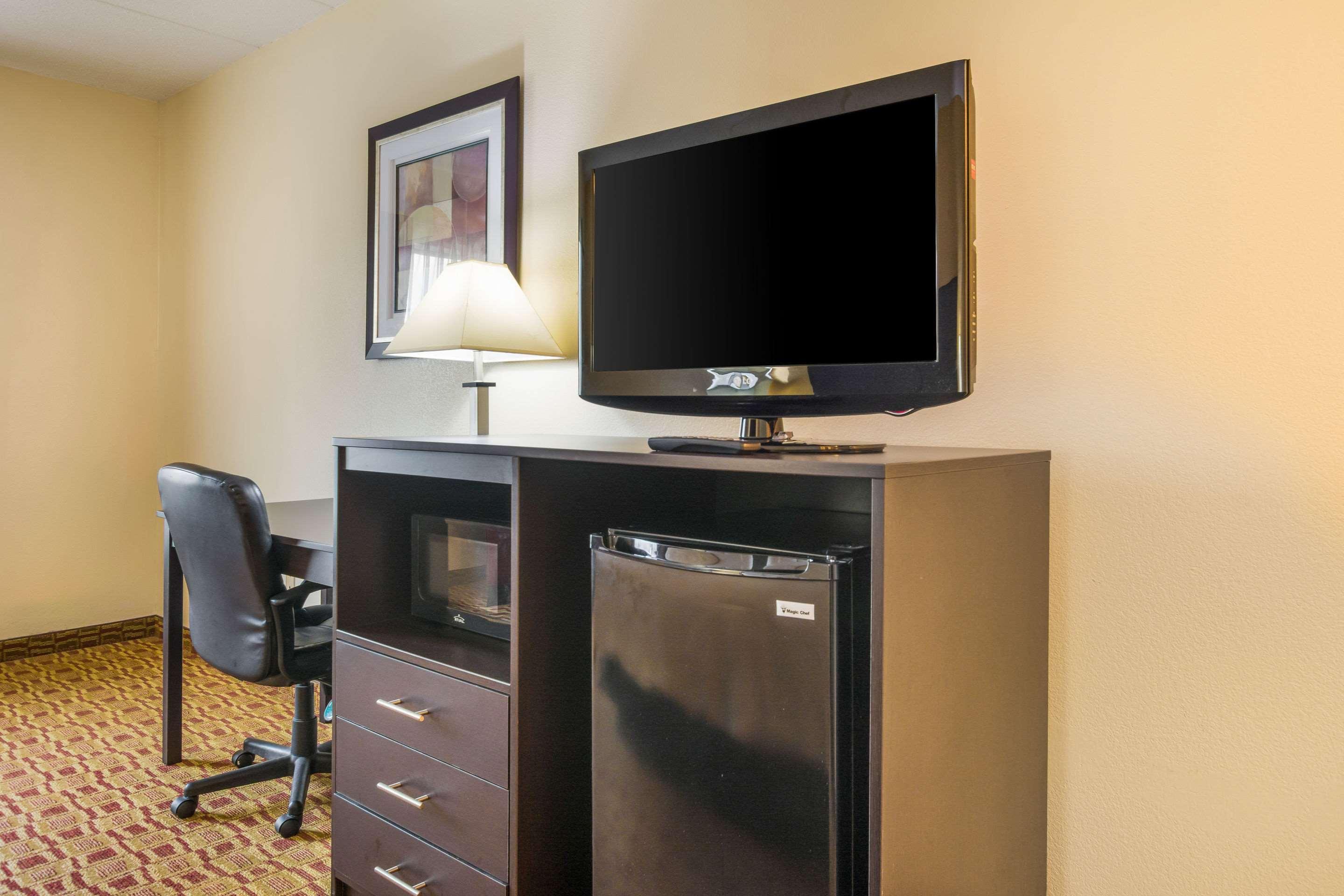 Quality Inn & Suites Sellersburg Buitenkant foto