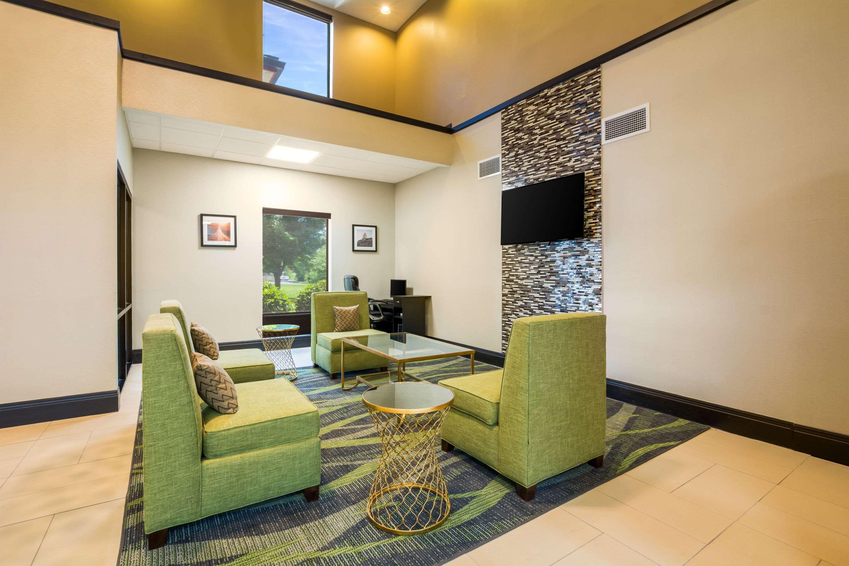 Quality Inn & Suites Sellersburg Buitenkant foto