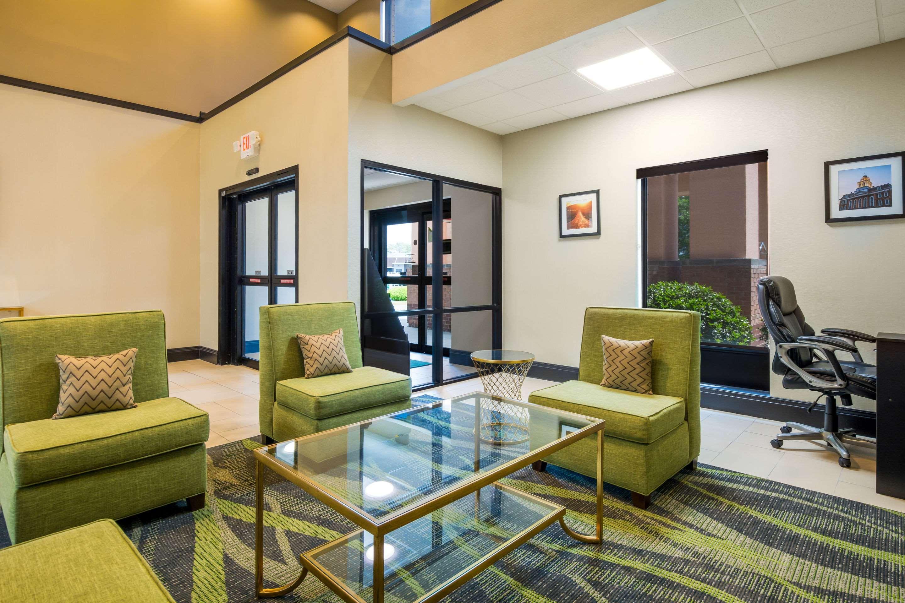 Quality Inn & Suites Sellersburg Buitenkant foto