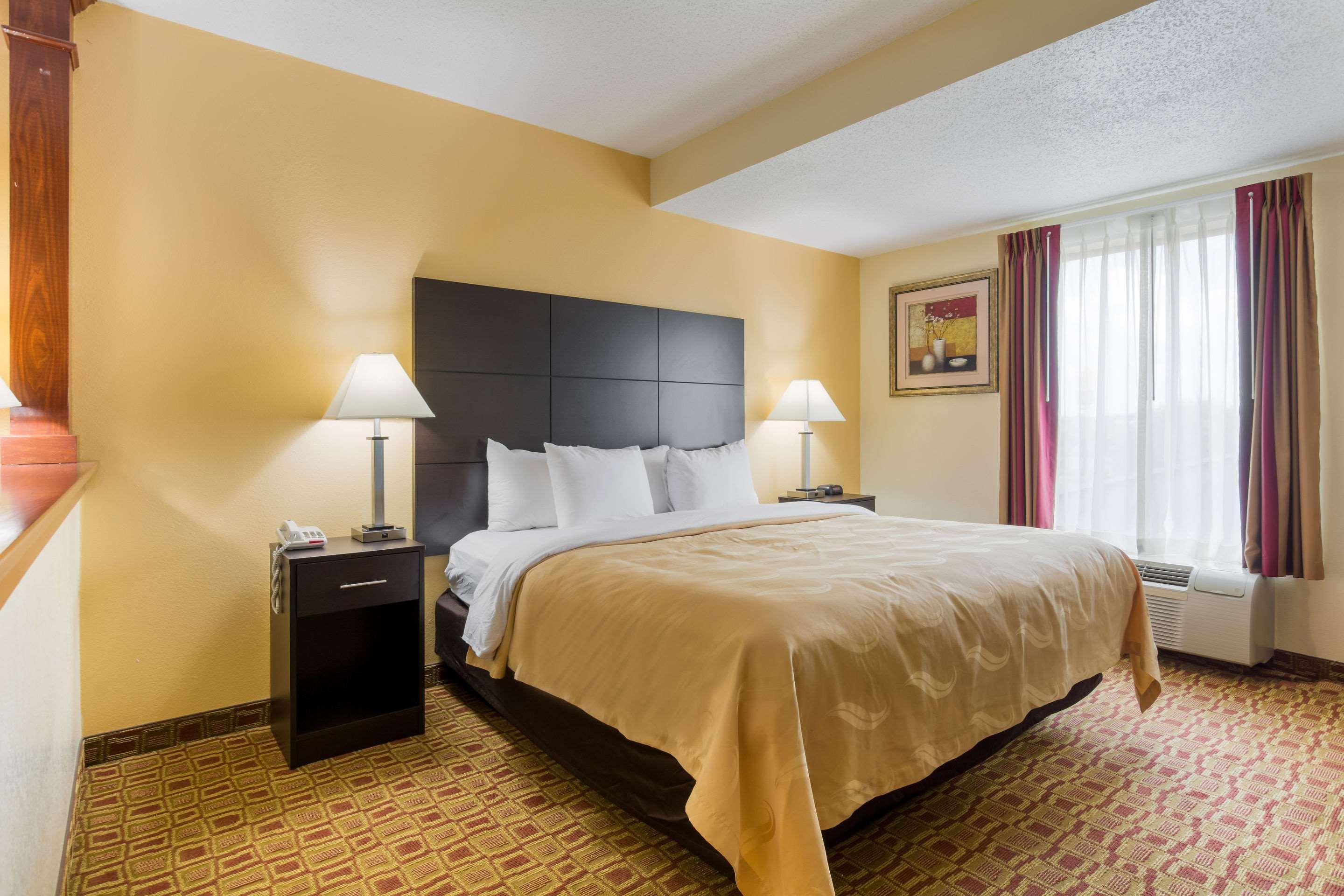 Quality Inn & Suites Sellersburg Buitenkant foto