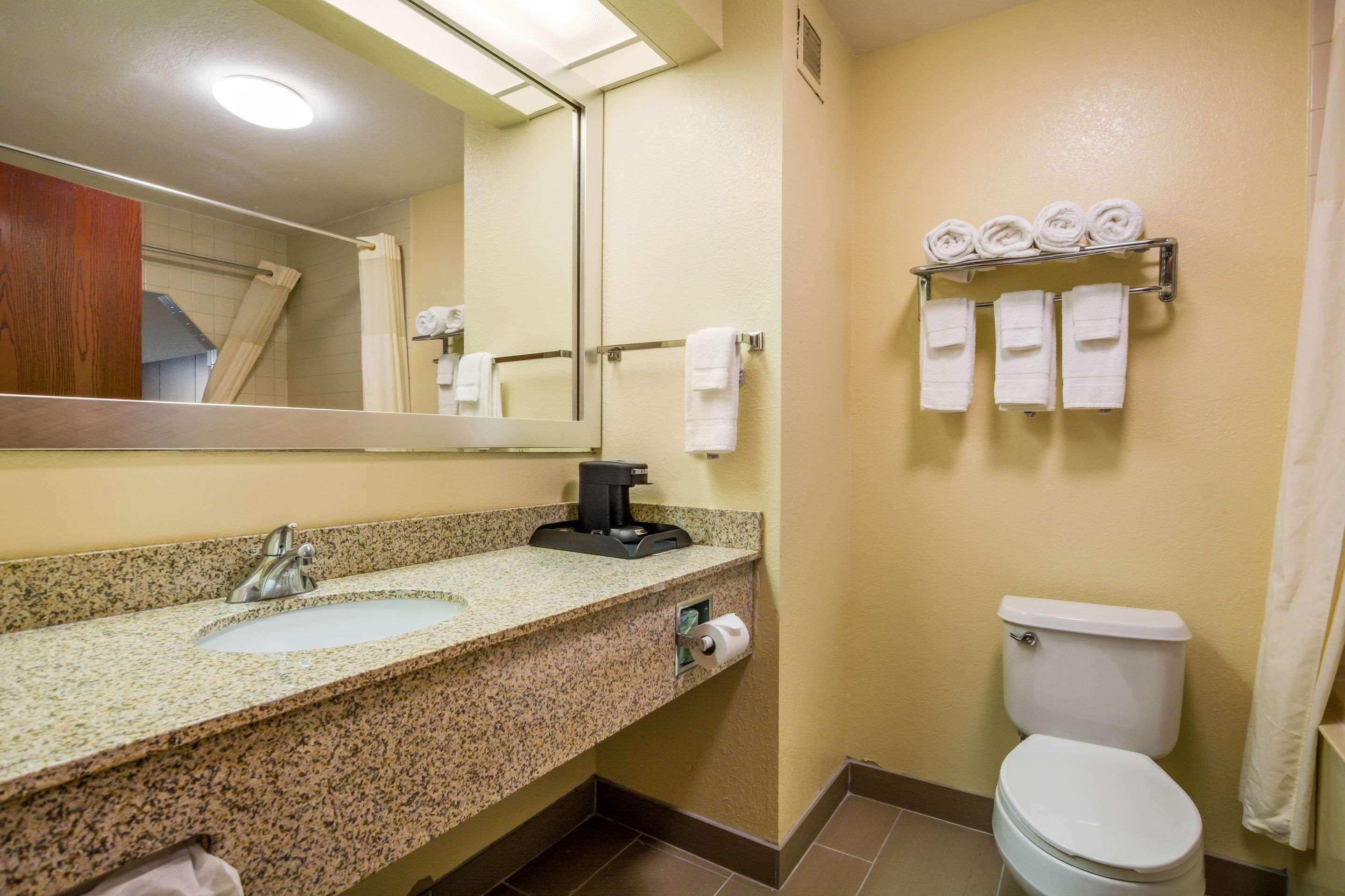 Quality Inn & Suites Sellersburg Buitenkant foto