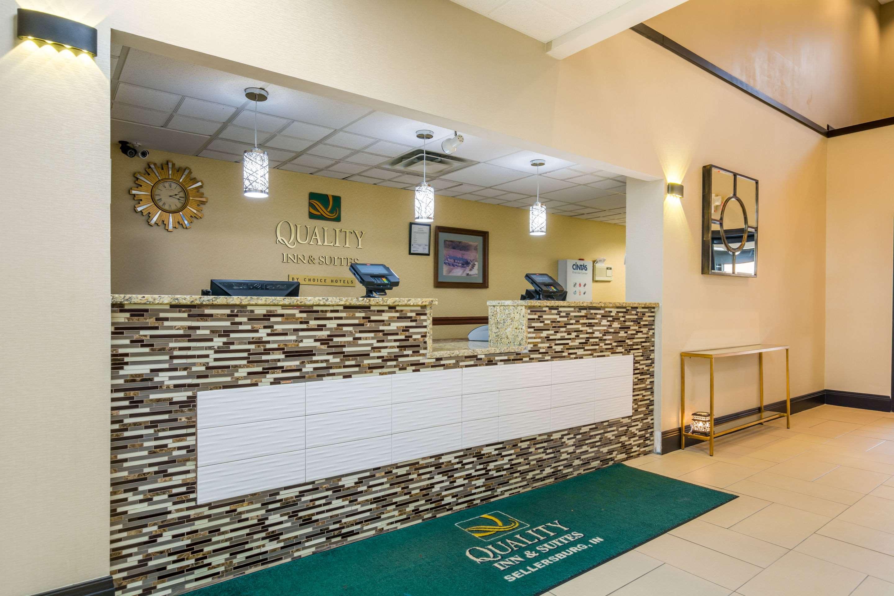 Quality Inn & Suites Sellersburg Buitenkant foto