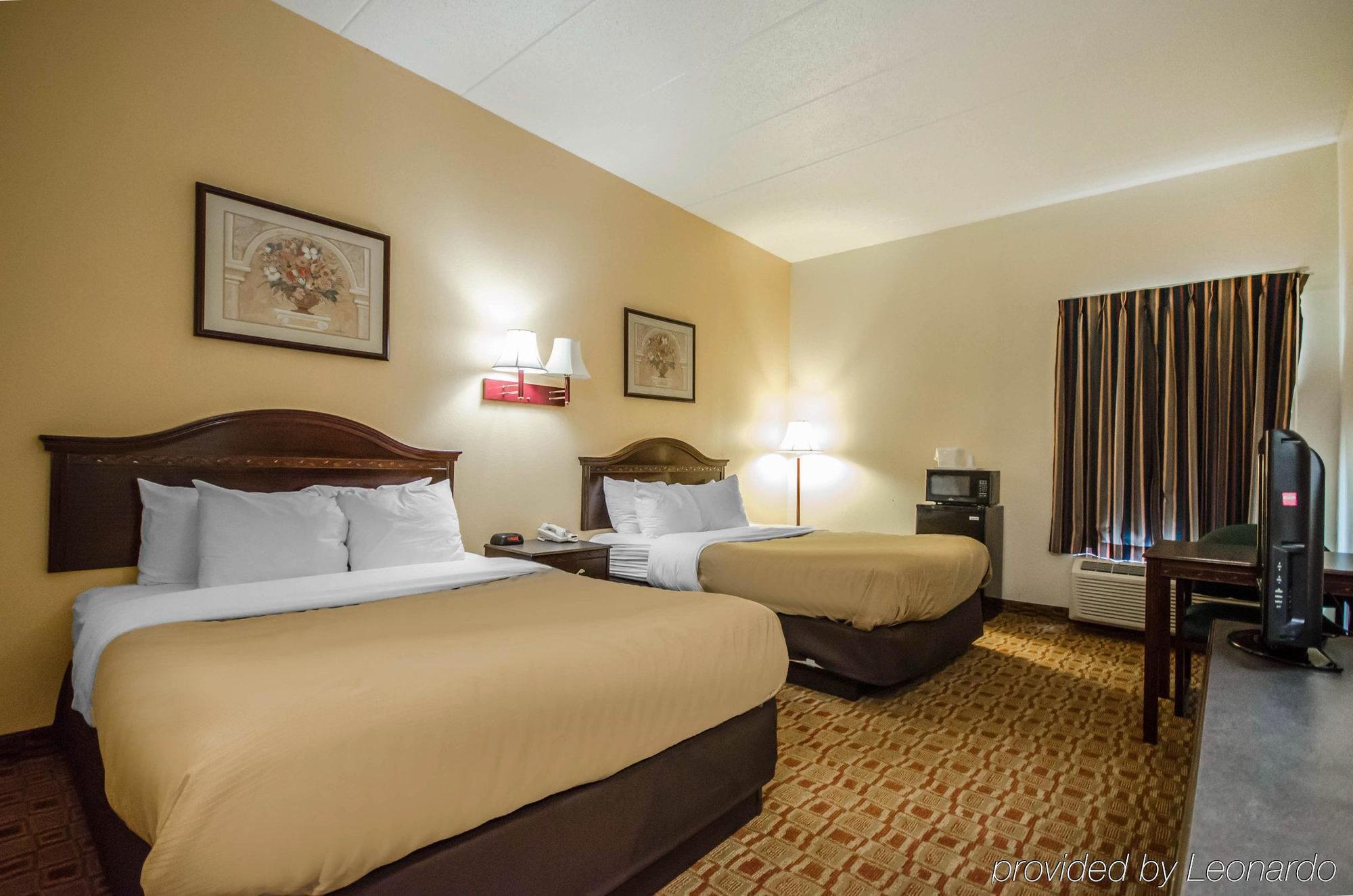Quality Inn & Suites Sellersburg Buitenkant foto