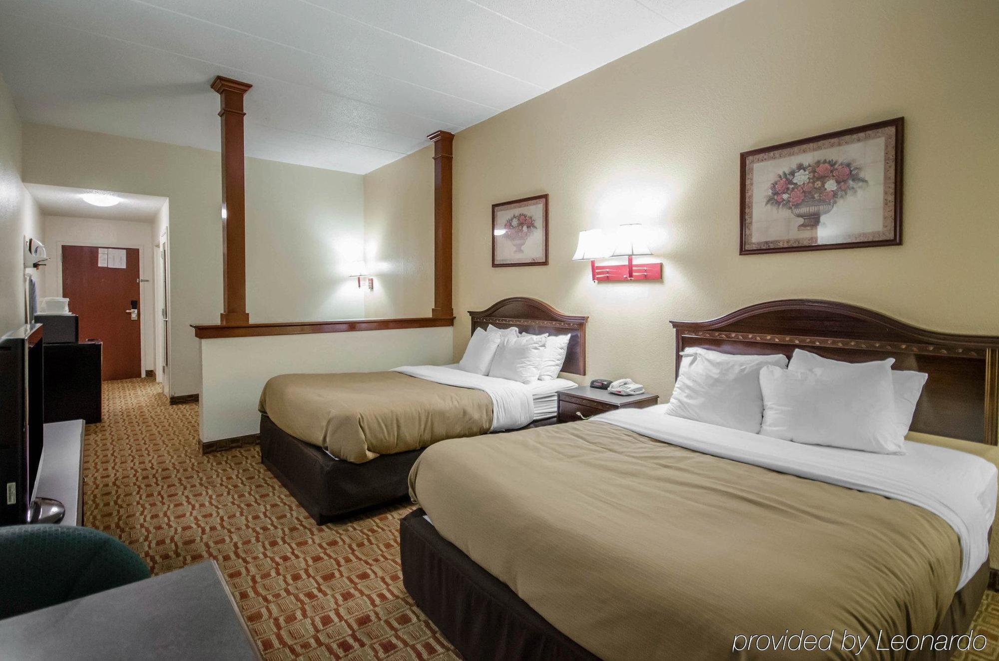 Quality Inn & Suites Sellersburg Buitenkant foto