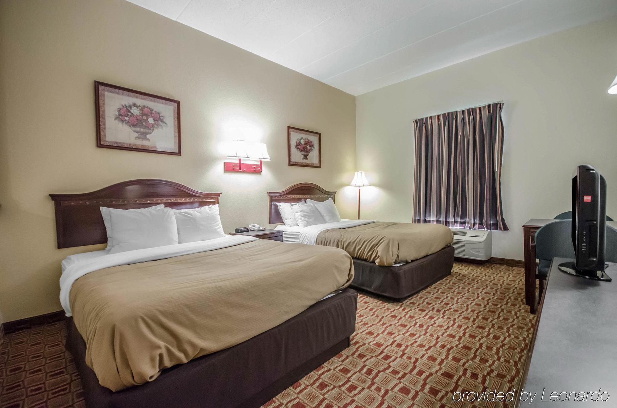 Quality Inn & Suites Sellersburg Buitenkant foto