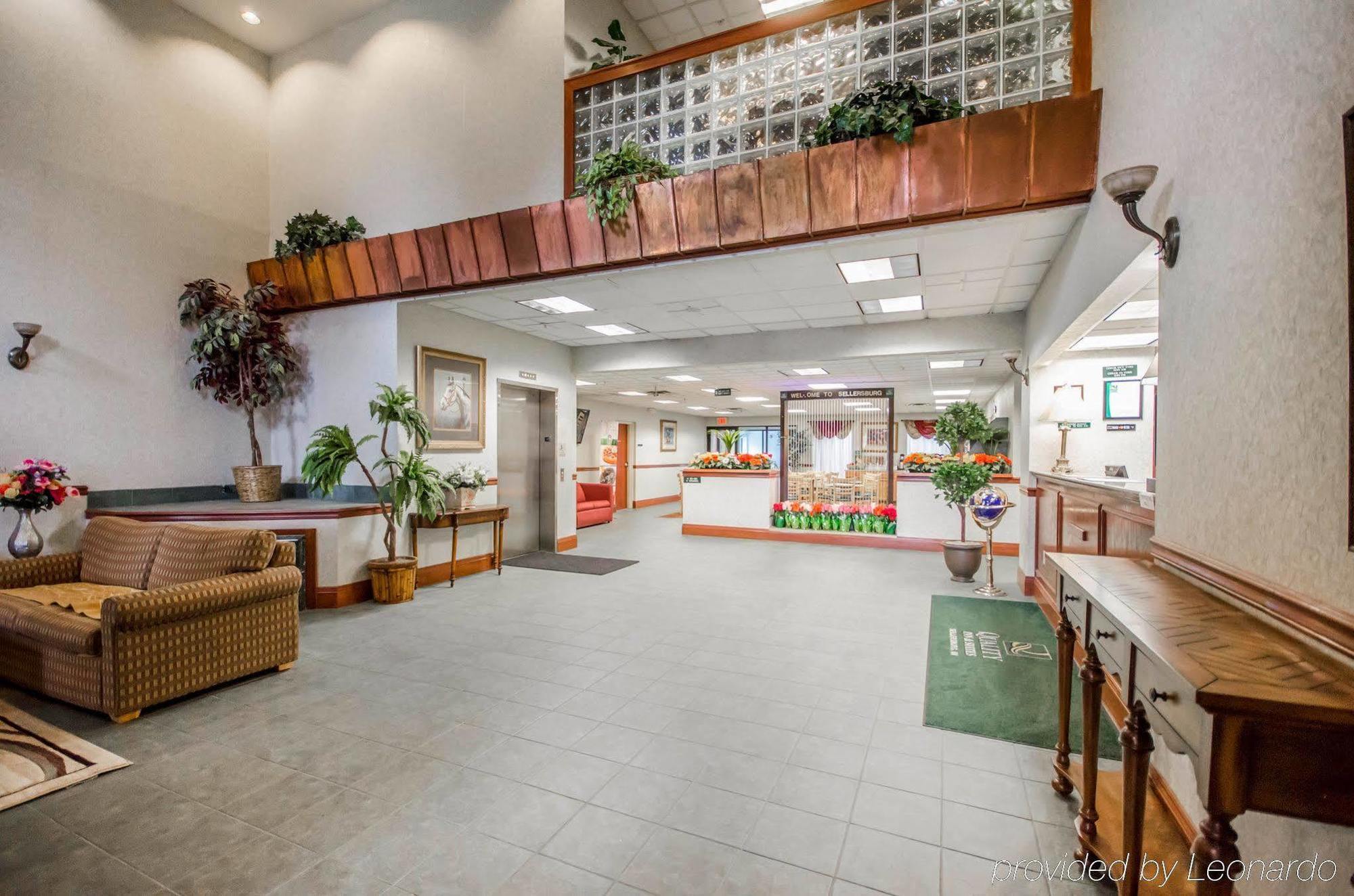 Quality Inn & Suites Sellersburg Buitenkant foto